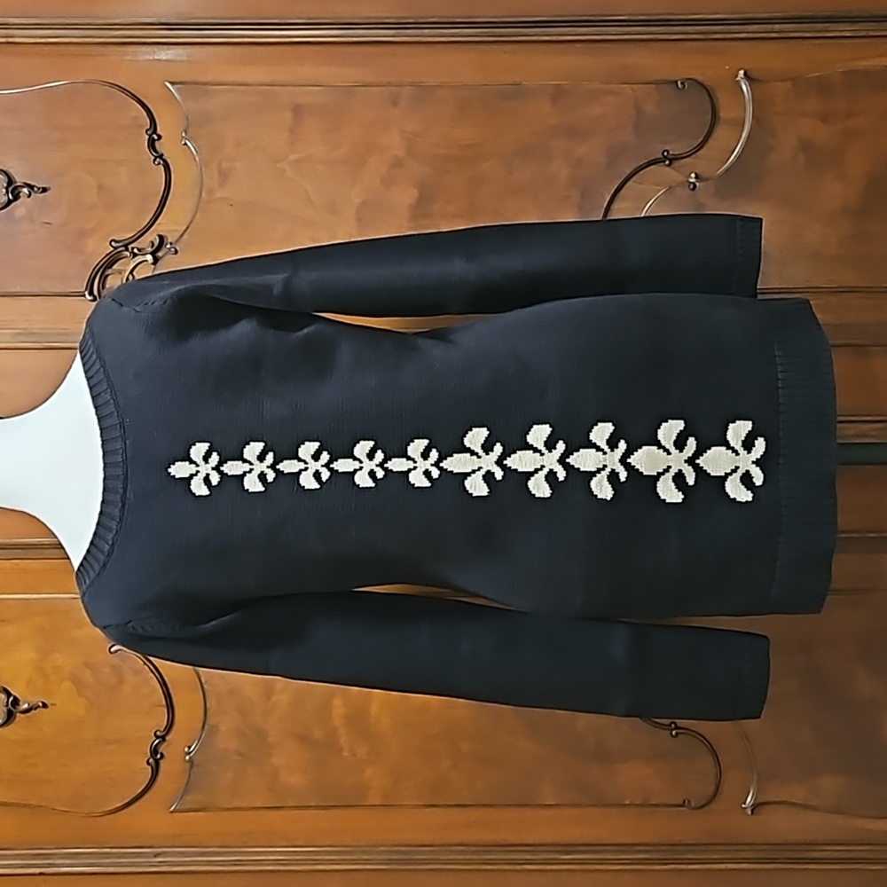 Betsey Johnson Skull Sweater Fleur-de-lis Spine Scoop Neck Sz M Black White - Picture 2 of 9